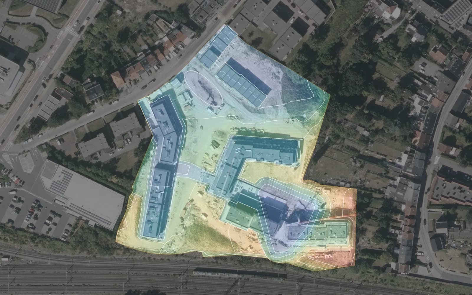 Baufeld mit Planien und Versickerungsmulde, luftbild mit modell