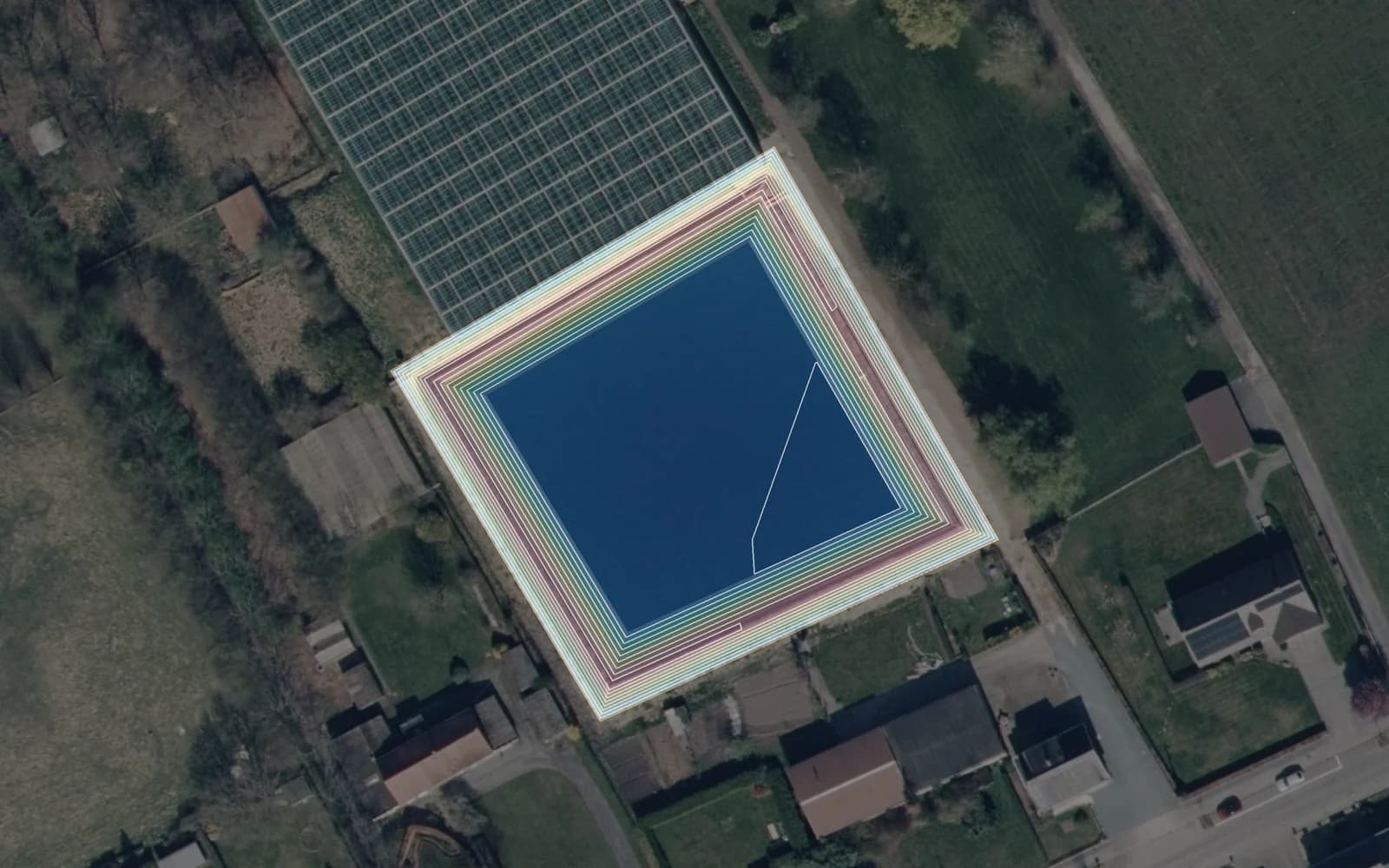 Wasserbecken mit Böschungen, luftbild mit modell